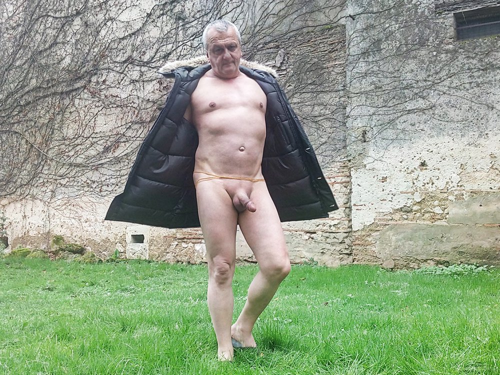 Valerius nu sous le manteau dans le jardin d'un ami