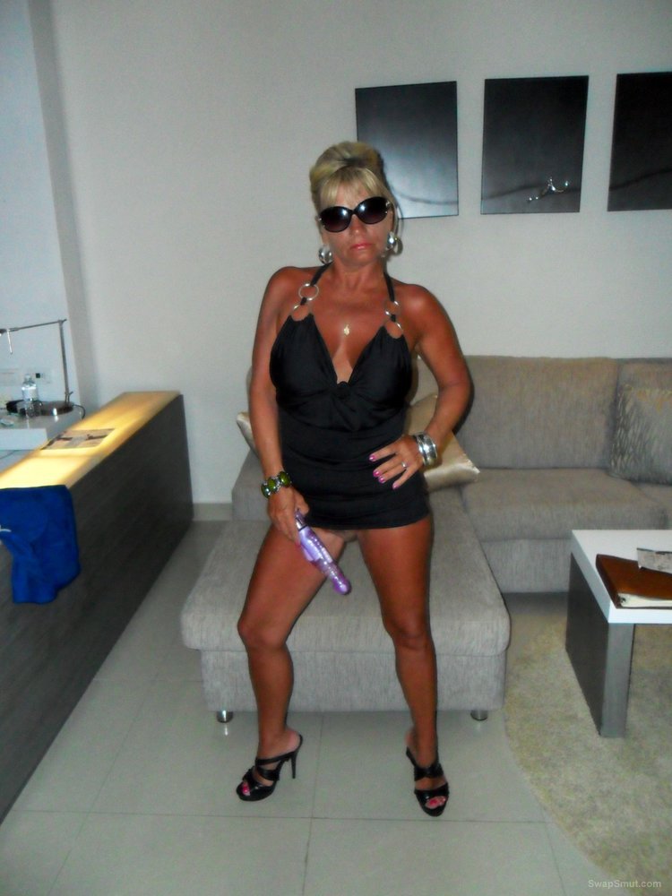 Vacationing hot Milf showing what she's got
