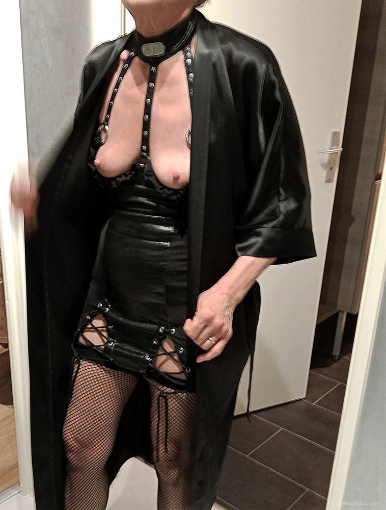 She took of her coat,this is what Anna was wearing underneath - her fuck kit