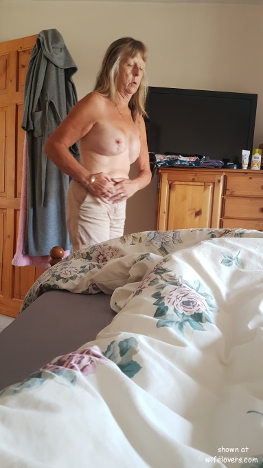 UK Sexy Mature Wife for your enjoyment