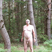 Michael nackt im Wald und ausgezogen