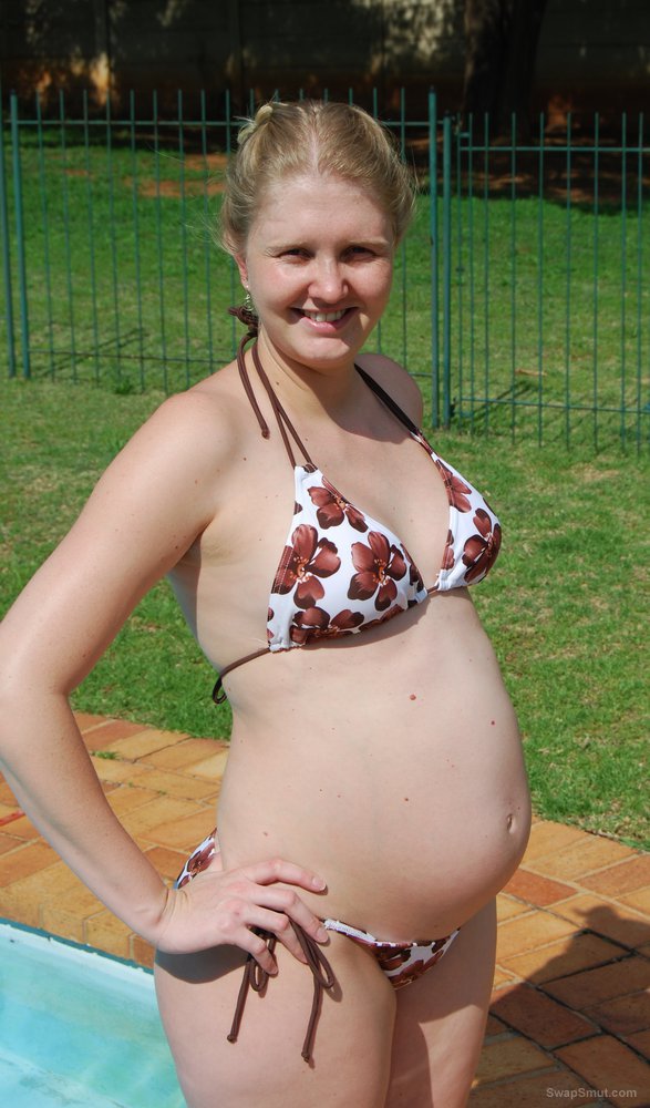 pregnant friend posing for pictures