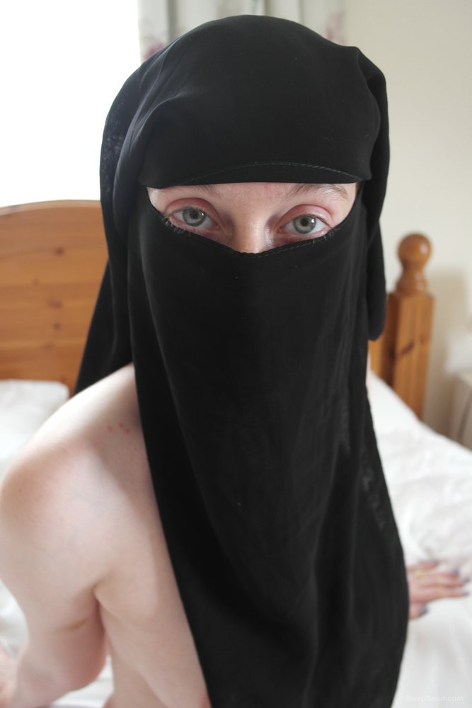 Niqab wearing Wife exposing her pussy