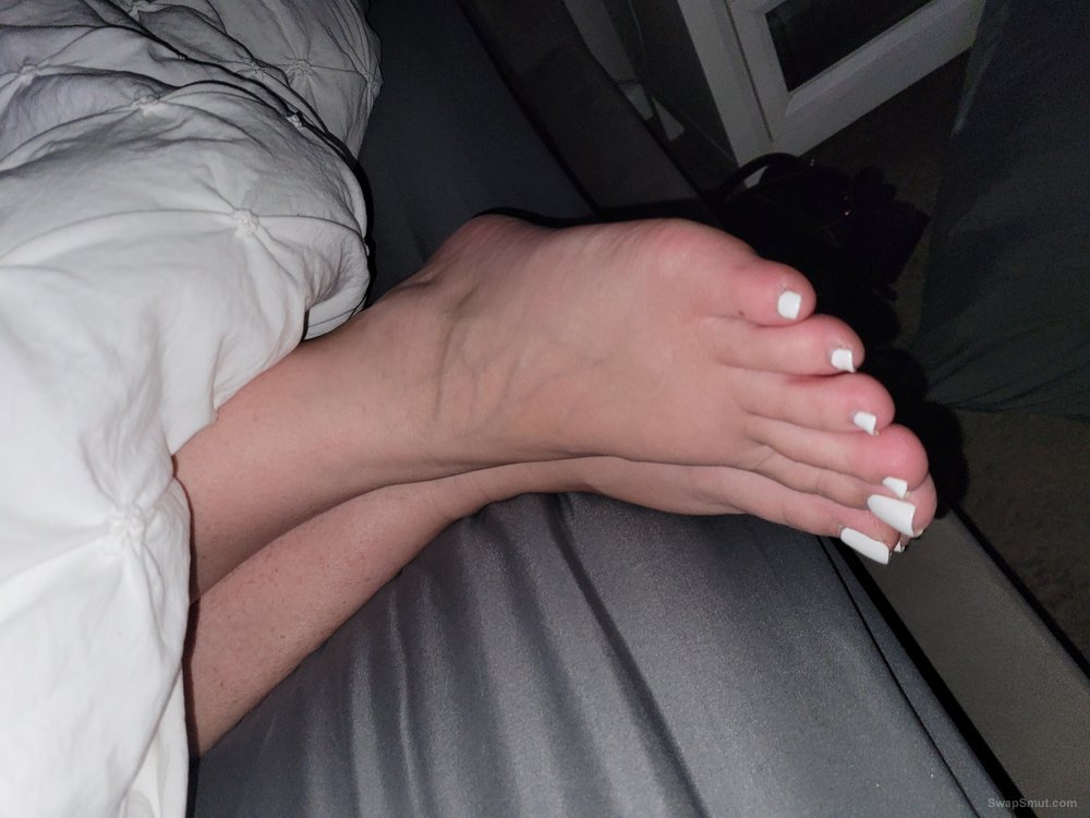 Suck my toes , lick my heels and cum on my feet