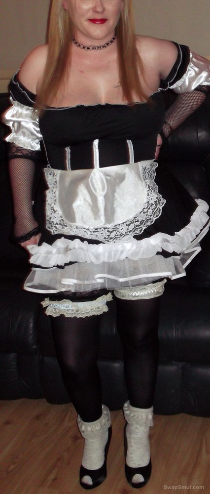 Amateur French Maid Porn - Sexy blonde amateur wife dressed up as french maid outfit