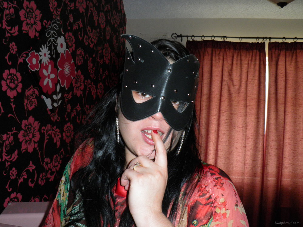 A naughty MILF dressed in sexy mask