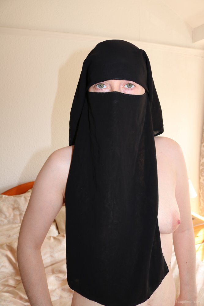 UK wife posing Fully naked in niqab