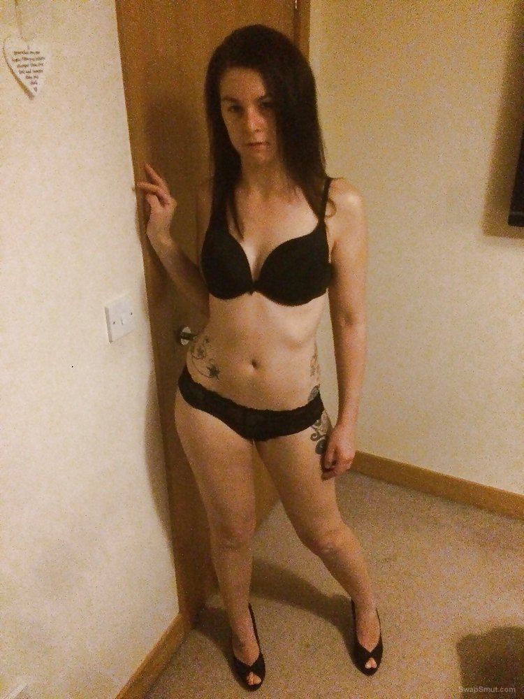Here's a Sexy UK brunette wanting to show it all