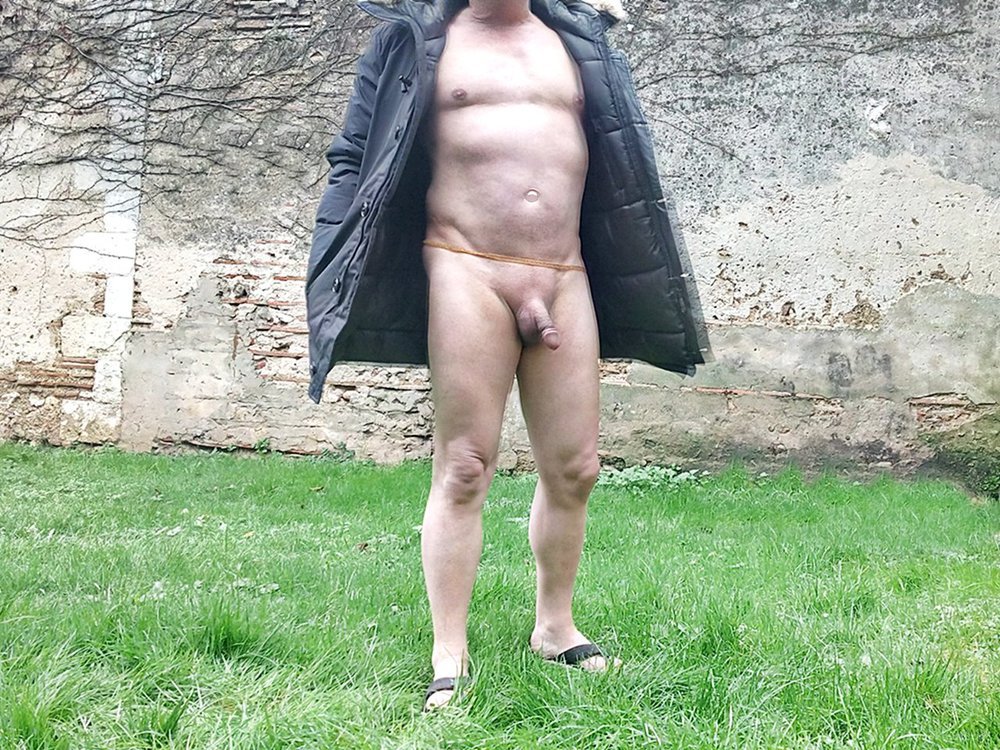 Moi, je suis une petite pute et j'aime être nu sous mon manteau