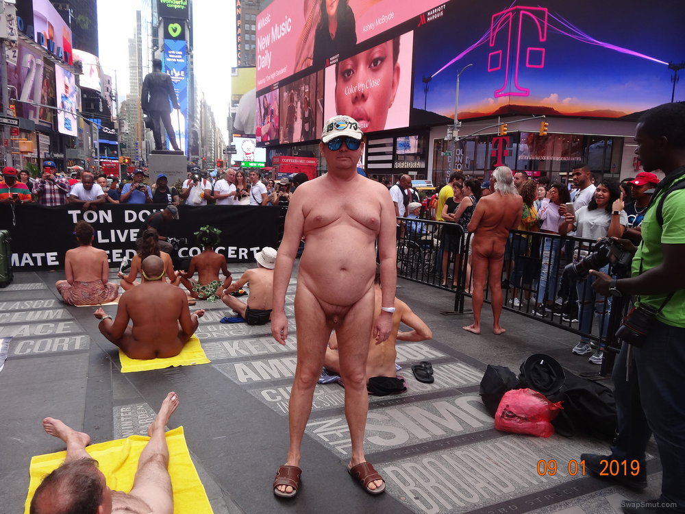 Nudist In Public - Nude in Public on Times Square, New York