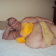 Sexy in yellow bbw any one want to send me something sexy