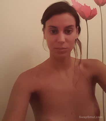 24 yo like to show her body with bikini and with nothing