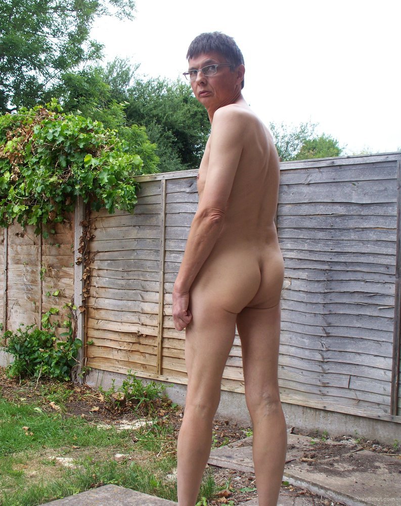 Chris ellis the exhibitionist posing naked
