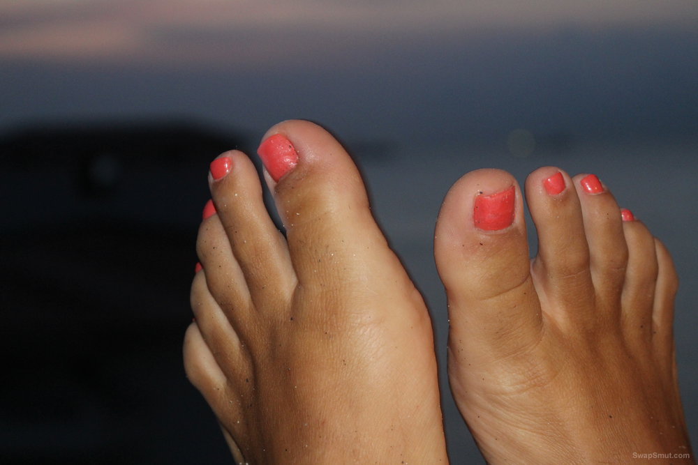 Latin wife's sexy feet and toes