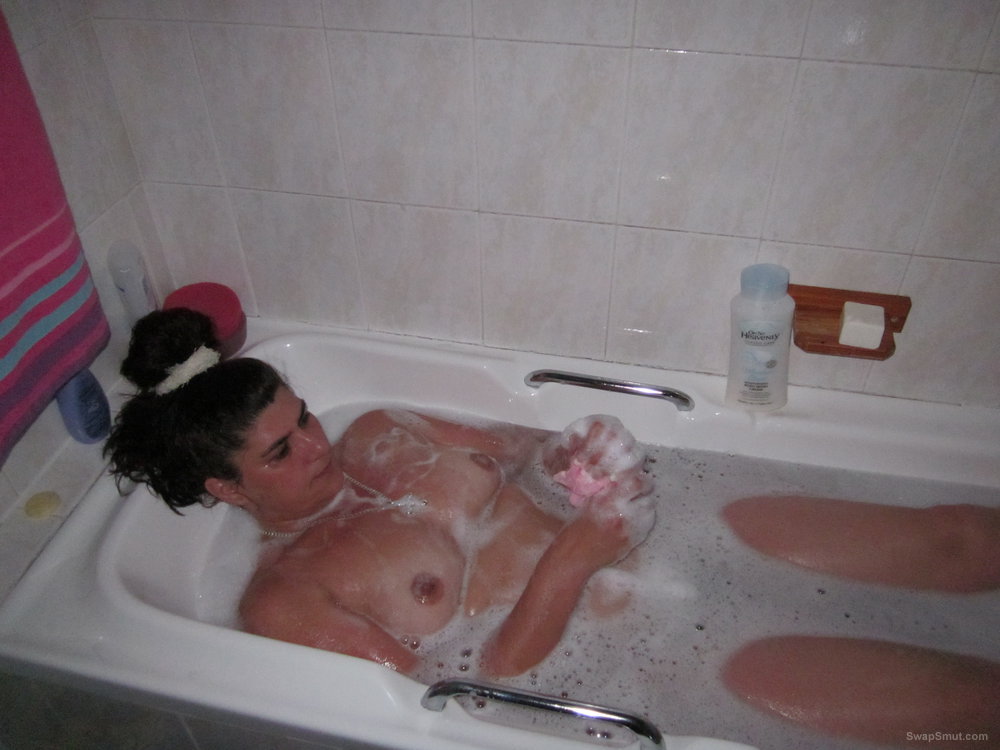 Slut Girlfriend Getting Ready To Be Fucked Washing Herself In Bath