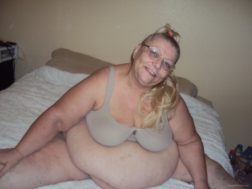 1000px x 750px - Mature bbw showing off tan bra and panties hope you like